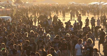 Pol’and’Rock Festival 2021. Nowożeńcy, policjantki i walka o równość płci