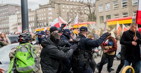 Warszawa. Protest przeciwników obostrzeń. Dwoje policjantów w szpitalu