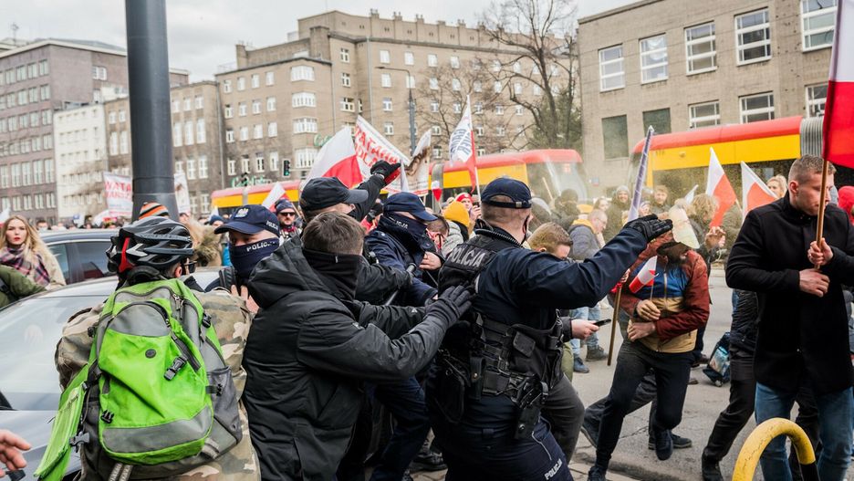 Warszawa. Protest przeciwników obostrzeń. Dwoje policjantów w szpitalu