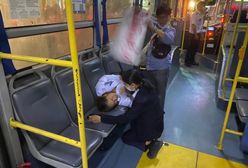 Konduktorka zemdlała, gdy wsiadł do autobusu. Pasażer w Bangkoku miał owoc