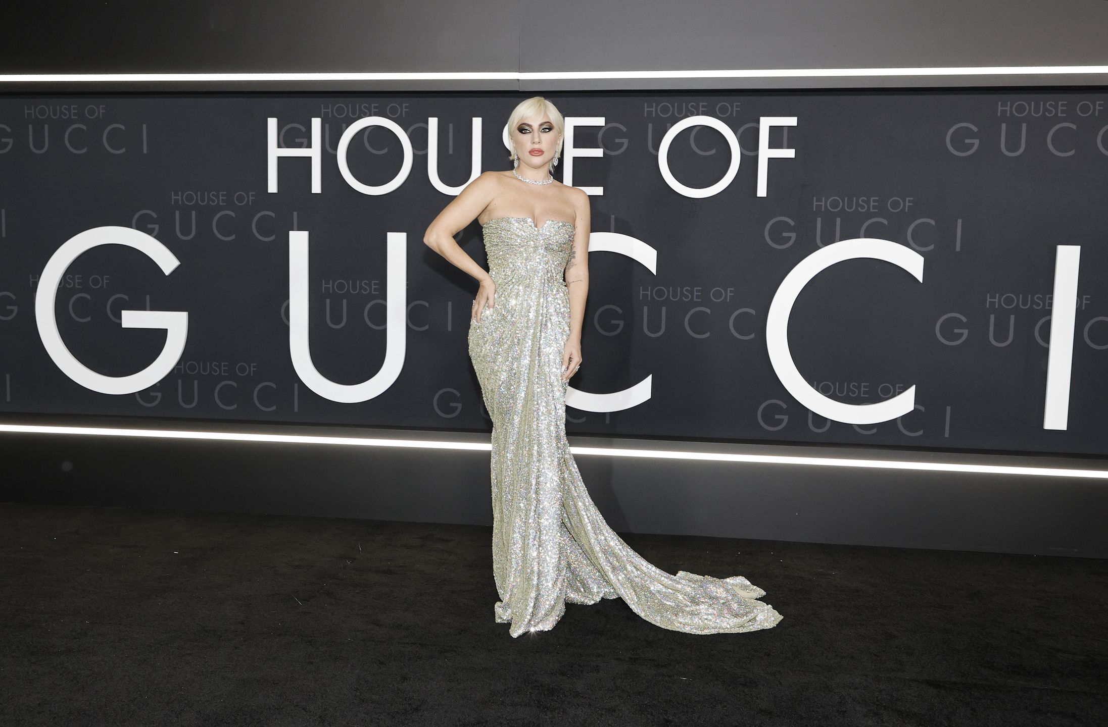 Lady Gaga bryluje w kreacji Versace na premierze "House of Gucci" w Los Angeles