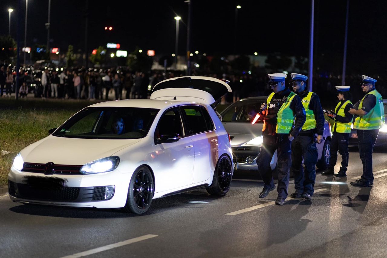 Nalot policji. Dowody rejestracyjne "leciały" hurtowo