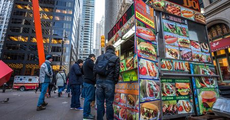 Street food w Nowym Jorku. Kto wymyślił bajgle, hot dogi i czipsy?