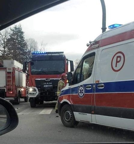 Zderzenie karetki pogotowia z samochodem osobowym na skrzyżowaniu w Ostrowcu Św.