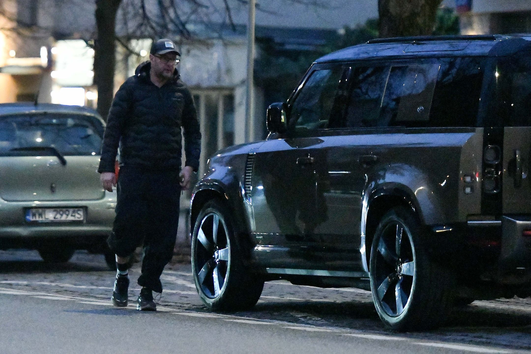 Tomasz Karolak parkuje w niedozwolonym miejscu