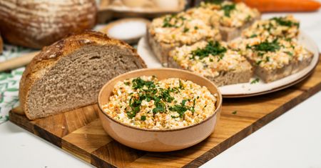 Najlepsza pasta kanapkowa. Smakuje jak sałatka jarzynowa w wersji śniadaniowej