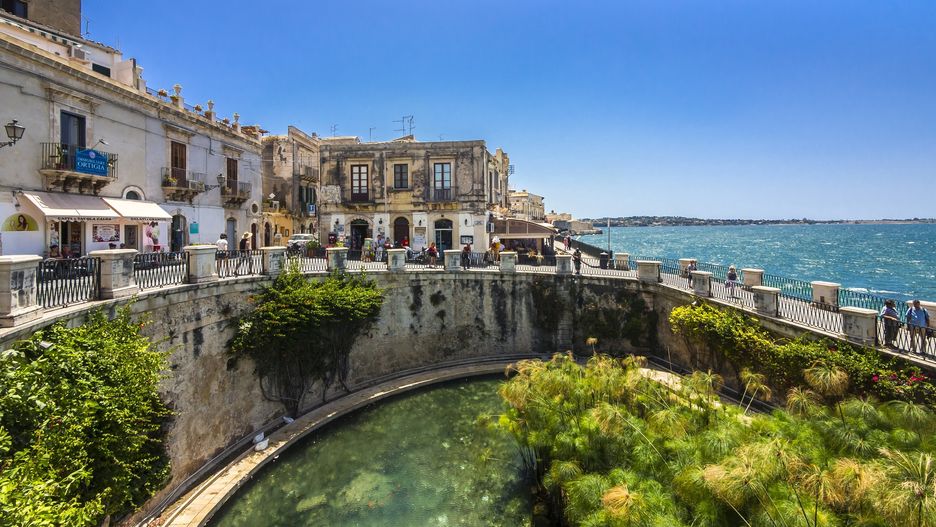 Syrakuzy to znana miejscowość nadmorska na Sycylii