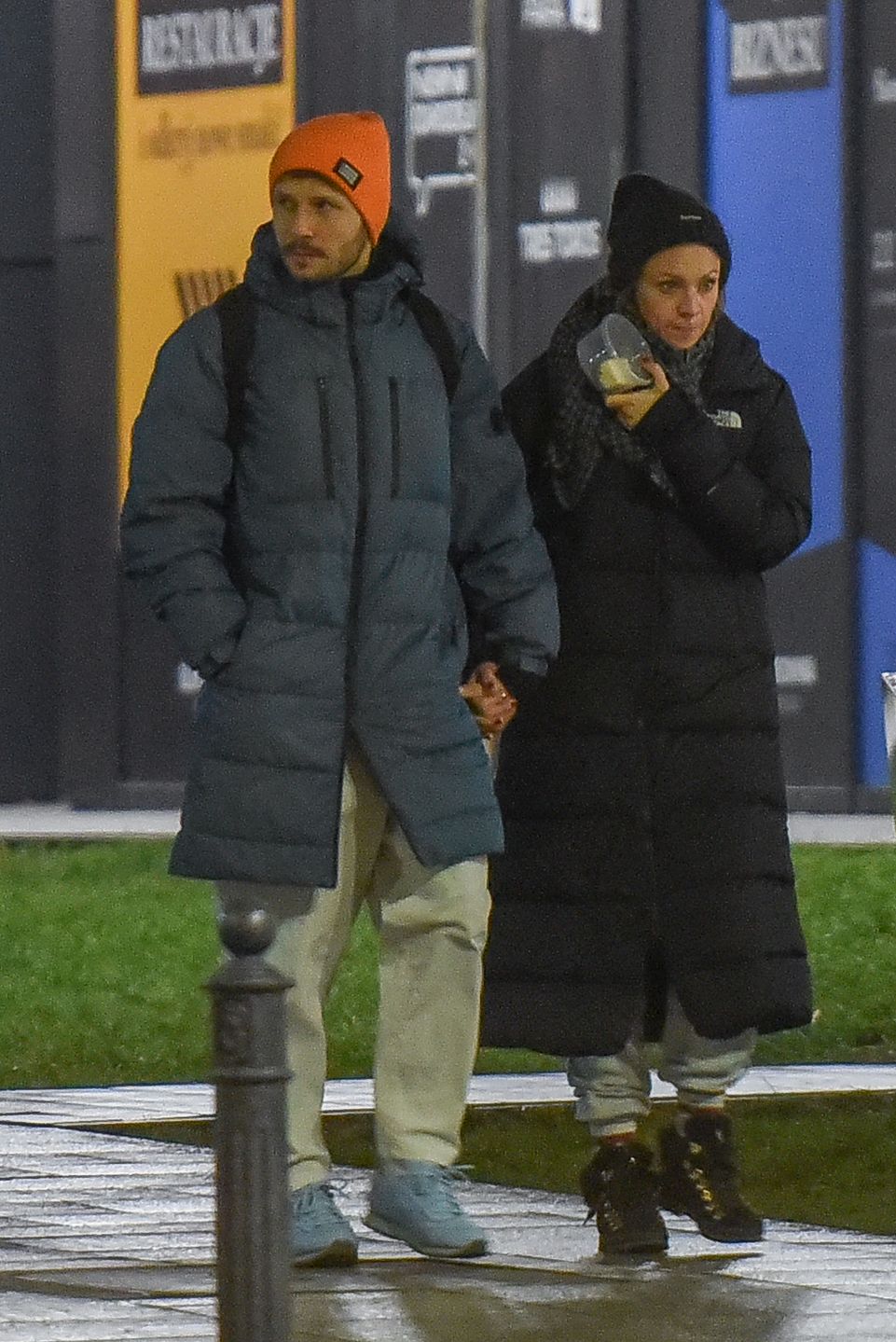 Mateusz Banasiuk i Magdalena Boczarska na wieczornym spacerze