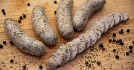 Domowa biała kiełbasa w pysznej wersji. Sekret to wiosenny dodatek do mięsnej masy