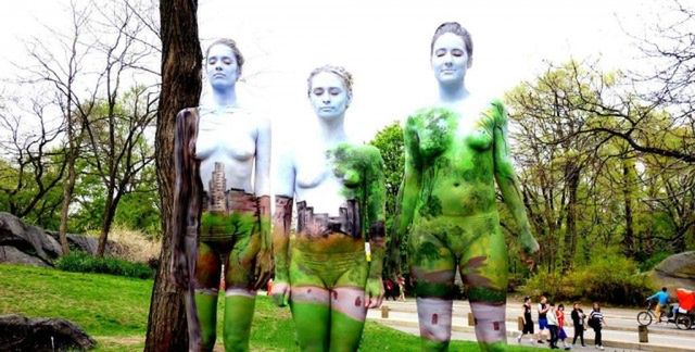 Jej przygoda z malowaniem ciała (bodypainting) zaczęła się po przeprowadzce do Oregonu, gdzie zobaczyła reklamówkę w lokalnej gazecie. Należało pomalować cztery osoby łącznie ze sobą. W ten sposób artystka dostała swoją pierwszą pracę związaną z malowaniem na ludziach.