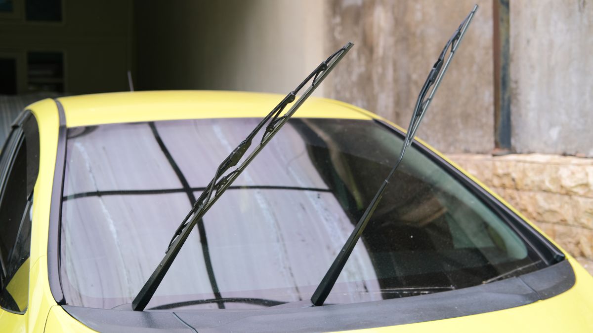 Poniesione wycieraczki w samochodzie.