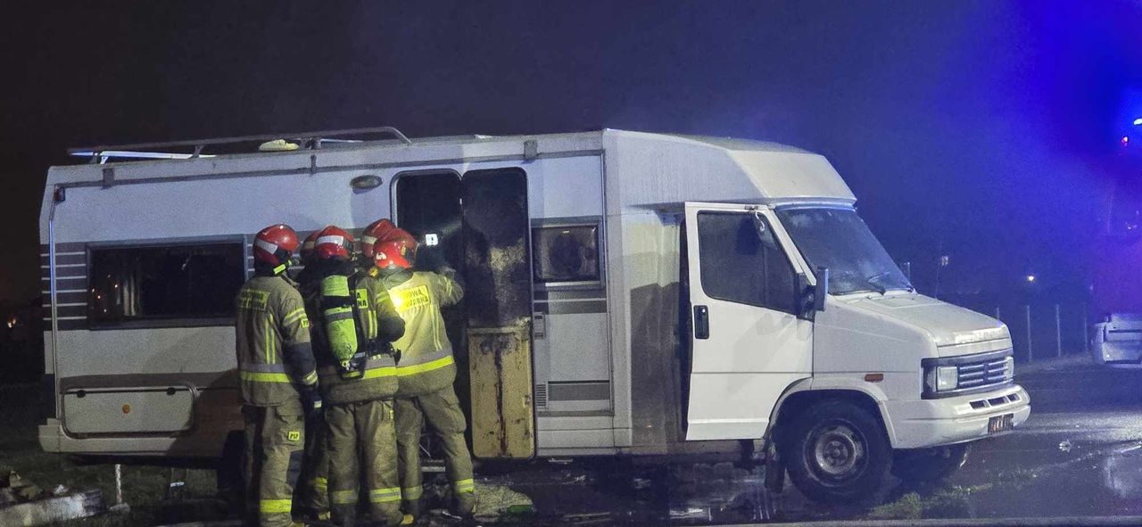 Pożar kampera na parkingu ul. Gałczyńskiego [VIDEO]