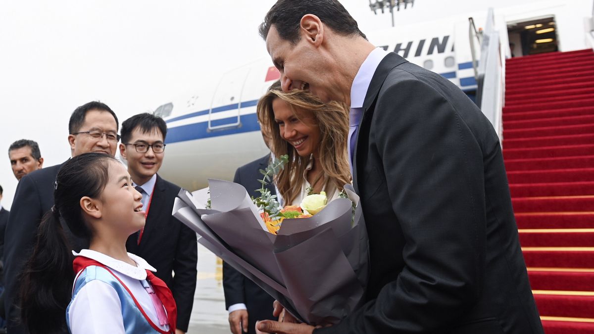 Syrian President Bashar al-Assad (R) and his spouse Asma al-Assad (2-R) are greeted with flowers as they land in Hangzhou, China, 21 September 2023. Al-Assad arrived on 21 Sepotember in China to attend the opening ceremony of the 19th Asian Games. EPA/XINHUA / Huang Zongzhi CHINA OUT / UK AND IRELAND OUT / MANDATORY CREDIT EDITORIAL USE ONLY Dostawca: PAP/EPA.