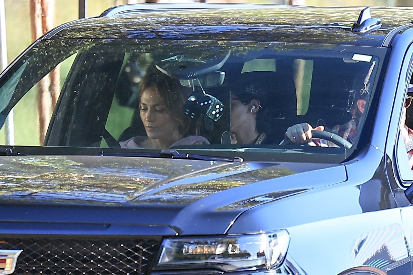 Makeup-free Jennifer Lopez steps out for a Brentwood drive in Cadillac Escalade
BACKGRID / Backgrid USA / Forum
Jennifer Lopez, Makeup-Free, Brentwood, Cadillac Escalade, Casual Outing