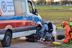 Koronawirus w Polsce. Karetka wioząca chorego na COVID-19 złapała "kapcia". Konieczna była interwencja straży