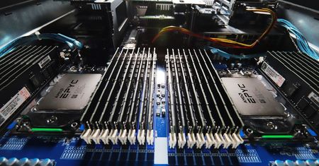 2x Epyc 7742 vs 4x Xeon 8180M - AMD rozgromiło konkurencję