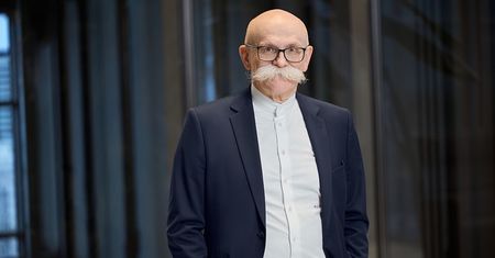 Zarządza firmą bez komputera. E-maile dostaje w wydrukach
