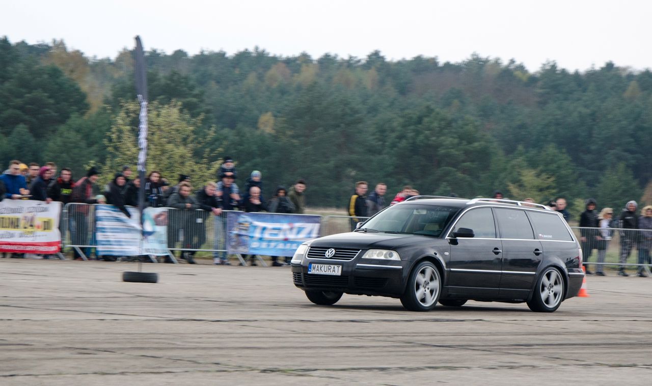 Ten niepozornie wyglądający passat był potwornie szybki. A startował na oponach zimowych.