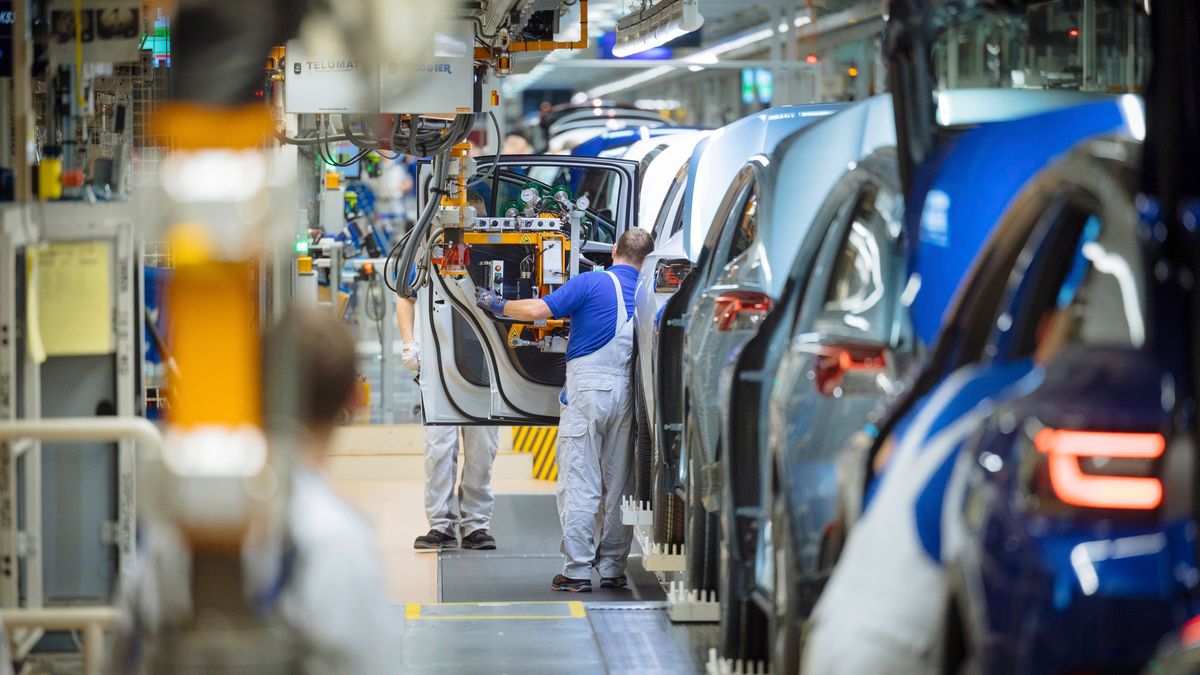 Samochody elektryczne są przyszłością. Ale póki co drogą 