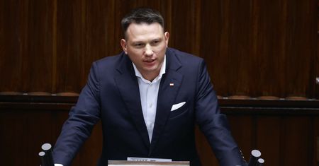 Nawrocki podpisał ustawę ws. paliw. Ostry komentarz Mentzena