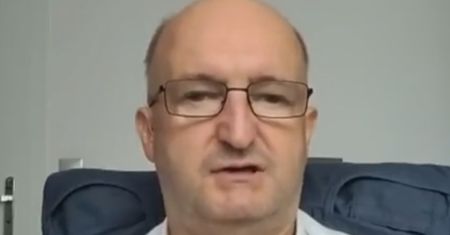 Wpadka wiceministra na wizji. Musiał szybko je schować