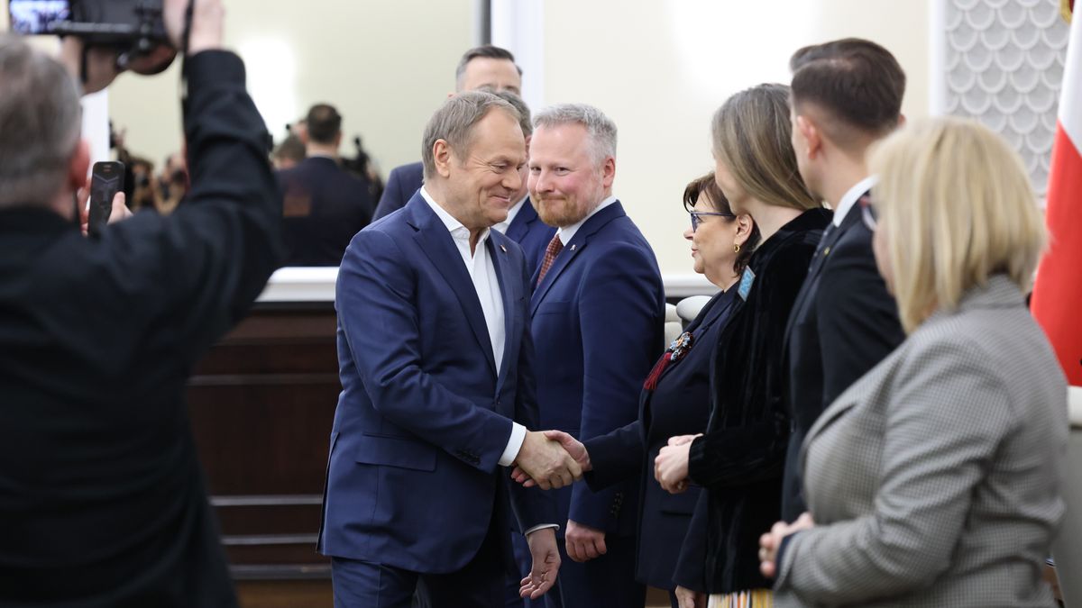 Donald Tusk, Izabela LeszczynaWarszawa, 11.02.2025. Premier Donald Tusk (C-L) oraz Minister zdrowia Izabela Leszczyna (4P) przed posiedzeniem rz�du w siedzibie Kancelarii Prezesa Rady Ministr�w w Warszawie, 11 bm. Rada Ministr�w ma si� zaj�� m.in. projektem nowelizacji ustawy o wsp�pracy rozwojowej umo�liwiaj�cym Bankowi Gospodarstwa Krajowego udzielanie pomocy rozwojowej poza krajem. (jm) PAP/Albert ZawadaAlbert Zawadakancelaria, KPRM, obrady, polityk, polityk polityka, polityka, Polski, posiedzenie, rada ministr�w, rady ministr�w, rz�d, rz�du, UE