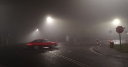 Ostrzeżenie przed gęstymi mgłami. Mogą ograniczać widoczność do 100 metrów