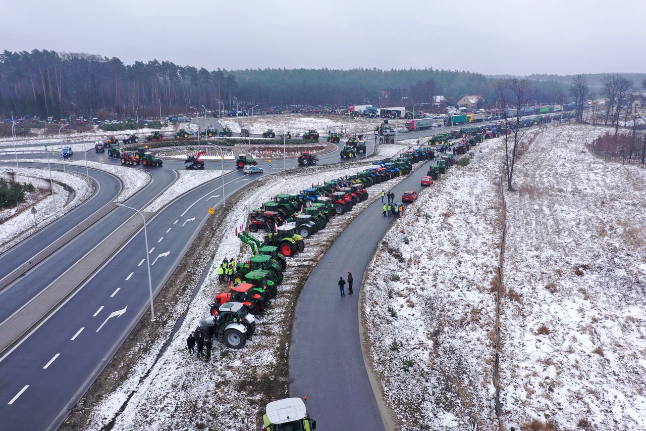 Protest rolników na rondzie w Strugach. Rolnicy blokują drogi w całym kraju
