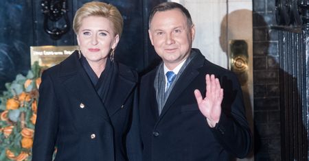 Andrzej Duda składa życzenia z okazji Dnia Kobiet. Agacie Kornhauser-Dudzie wręczył uroczy bukiecik