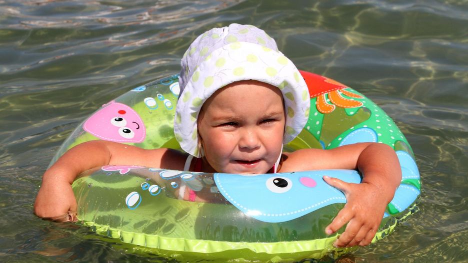 dziecko w wodzie [123rf.com]