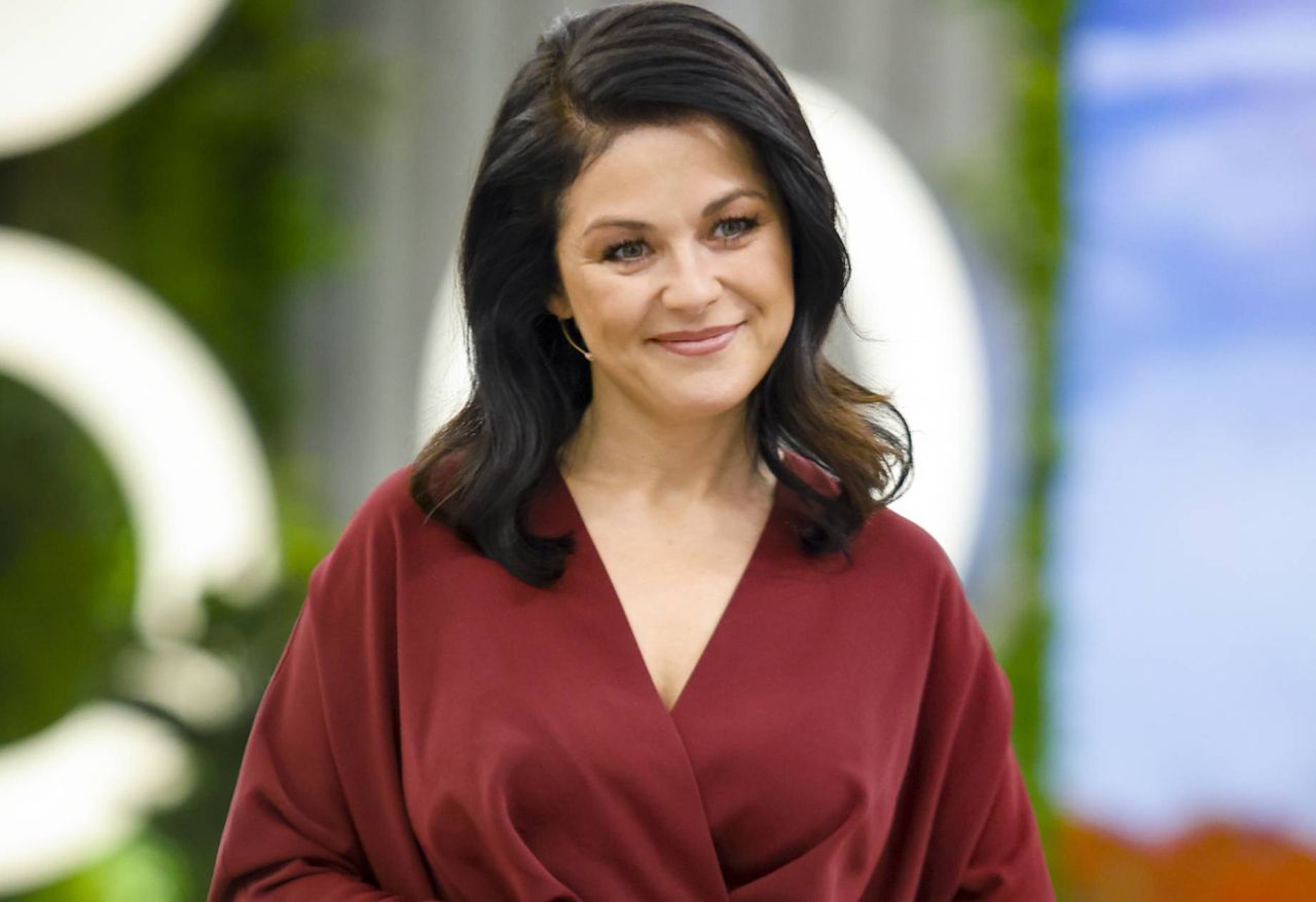 Zapozowała w koronkowej spódnicy. Ten model będzie królował wiosną