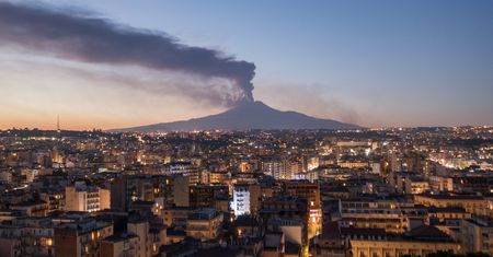 Utrudnienia na wyspie. Etna nie daje o sobie zapomnieć