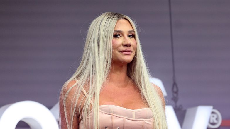 Kesha pozuje nago wśród morskich fal