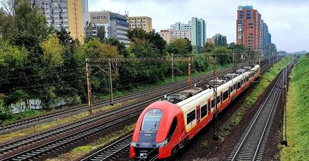 Warszawa. Opóźnienia i przestoje kolejowe. Zepsuty skład utknął na Powiślu