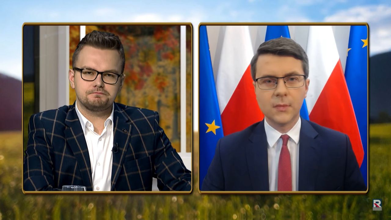 Karol Plewa w trakcie rozmowy z Piotrem Müllerem w Telewizji Republika.