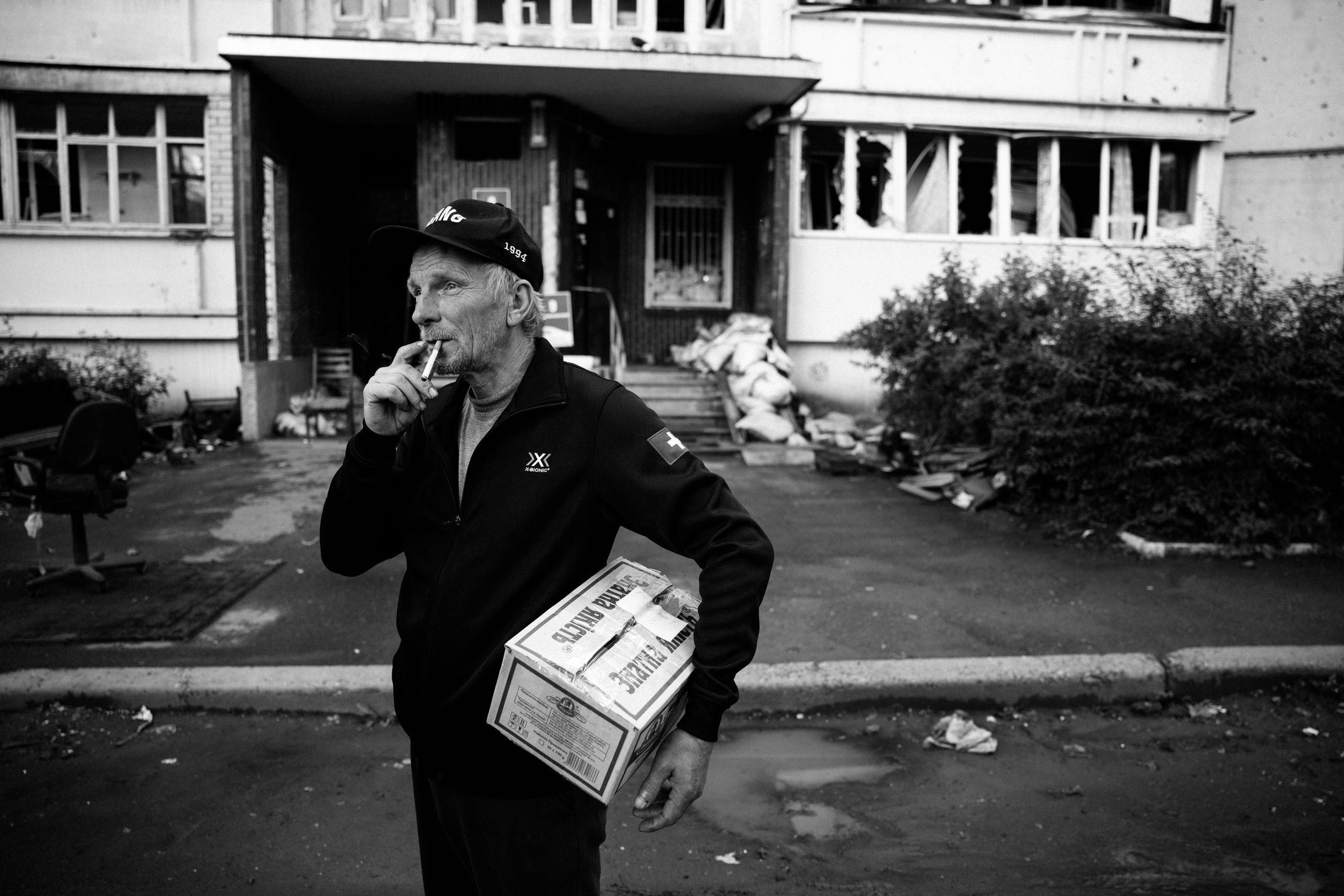 Igor ćmi papierosa pod swoim blokiem