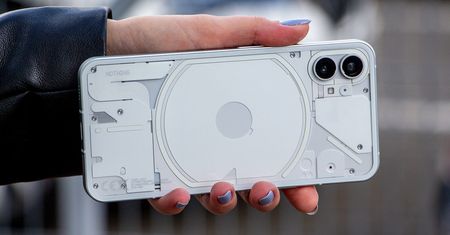 Można się zauroczyć, ale czy pokochać też? Nasz test Nothing Phone (1)