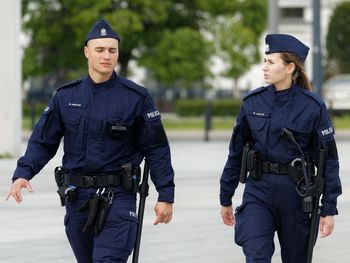 Pucka policja i OSP Żarnowiec razem dla bezpieczeństwa i młodzieży. Niecodzienne spotkanie, wyjątkowe szkolenie