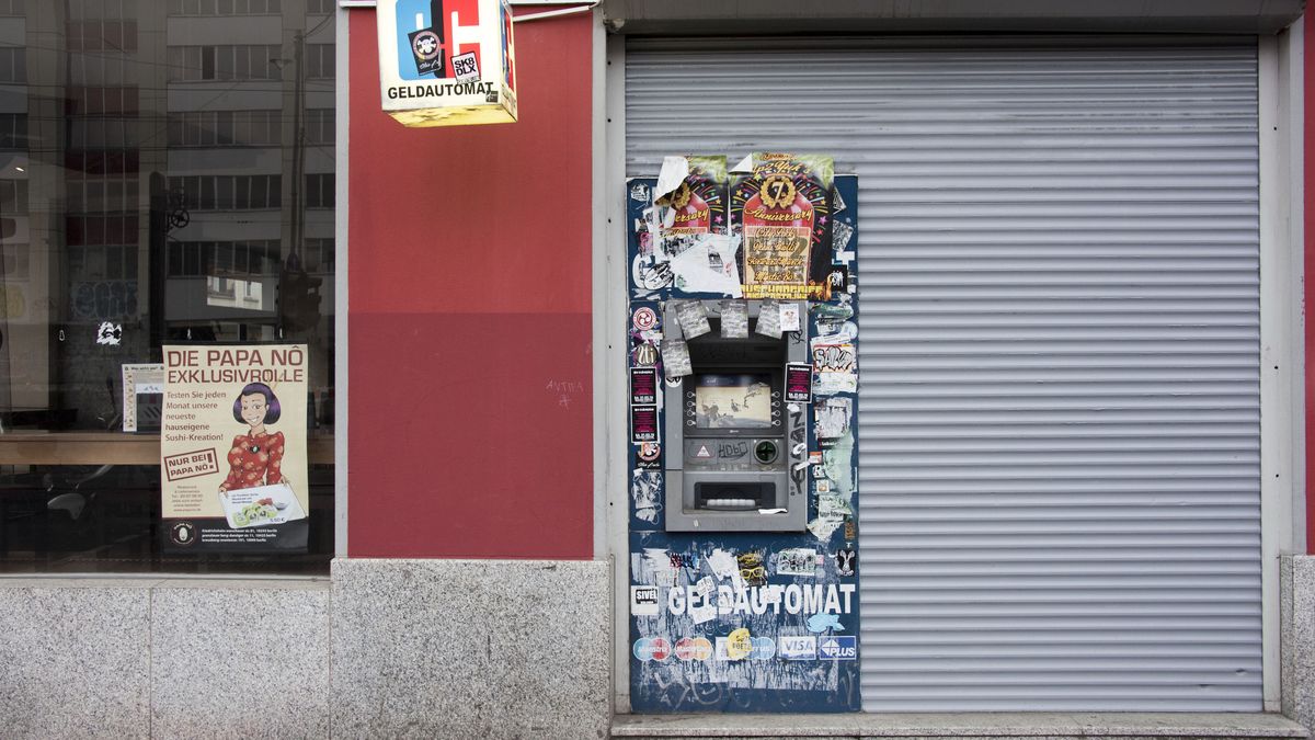 Berlin, Friedrichshain-Kreuzberg, 28.02.2015, Geldautomat vollkommen beschmiert und mit Flyern beklebt.
(GERMANY OUT)   Berlin, Friedrichshain-Kreuzberg, 28.02.2015, Geldautomat vollkommen beschmiert und mit Flyern beklebt.   (Photo by aslu\ullstein bild via Getty Images)
ullstein bild