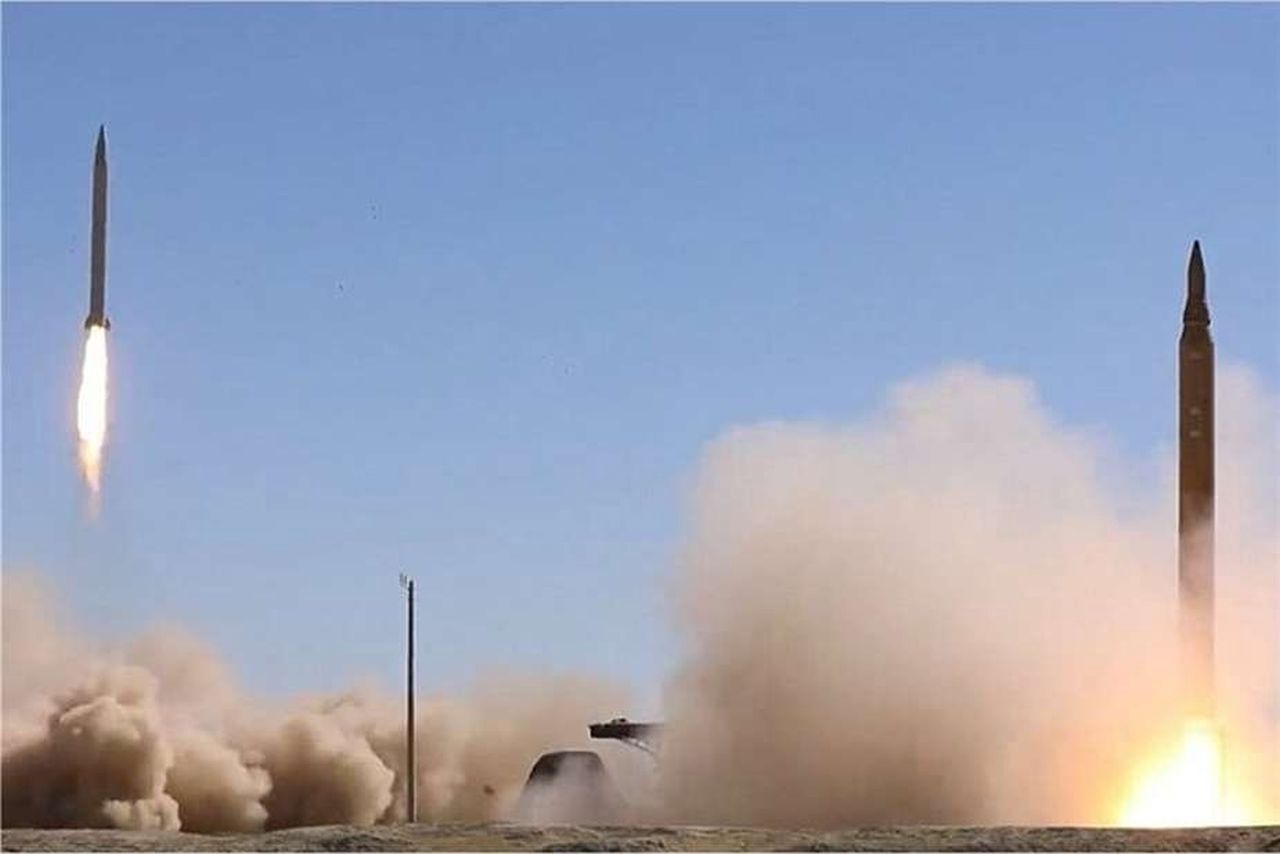 Odpalenie pocisków Emad i Ghadr-1 podczas ćwiczebnego niszczenia Adirów w hangarach makiety bazy lotniczej Palmachim - zdjęcie poglądowe