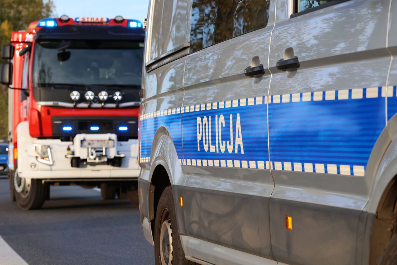 Pruchna: Wypadek autobusu w powiecie cieszyńskim. Ranne roczne dziecko i nastolatka. Droga zablokowana