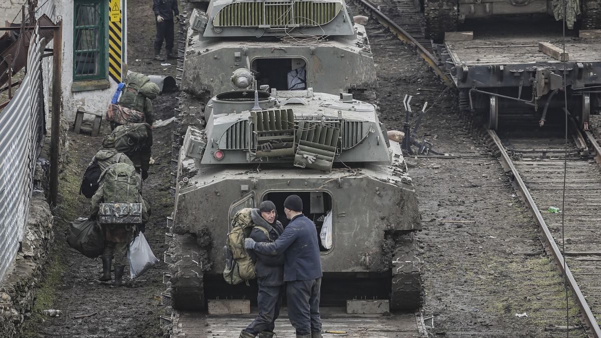 epa09778303 Russian armored vehicles at the railway station in Rostov region, Russia, 23 February 2022. The Russian president on 21 February convened an extraordinary meeting of the Russian Security Council, to discuss the recognition of the self-proclaimed Donetsk People's Republic (DNR) and Luhansk People's Republic (LNR). On the same day he signed a decree recognizing the two republics of Donbass as independent states, as well as an agreement on friendship, cooperation and mutual assistance. The Russian Defense Ministry was instructed to ensure the maintenance of peace by the Russian armed forces.  EPA/STRINGER Dostawca: PAP/EPA.