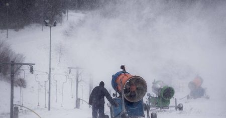 Globus Ski otwarty od niedzieli. Trwa naśnieżanie stoku [zdjęcia]
