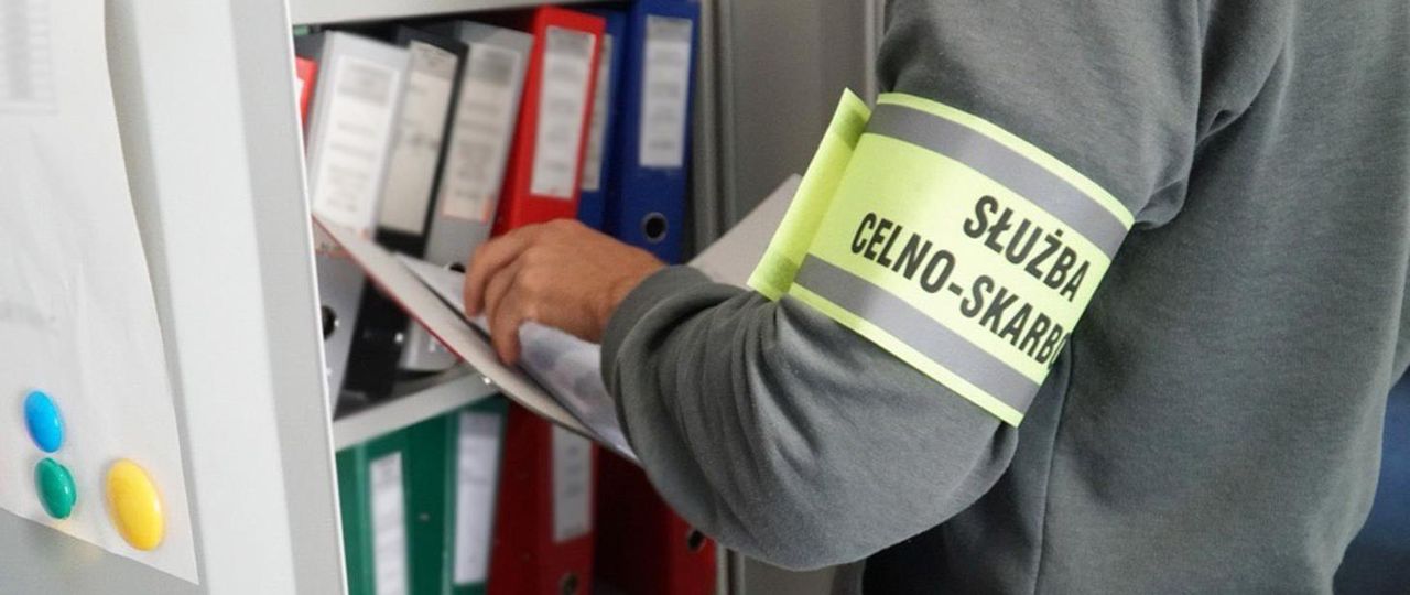 KAS rozbiła zorganizowaną grupę przestępczą, która wystawiała fikcyjne faktury. 10 osób zatrzymanych