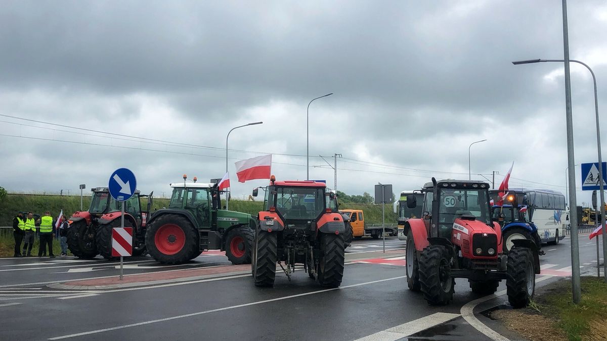Rolnicy blokuj? przej?cie graniczne w Medyce
07.06.2023 Blokada przejscia w Medyce przez rolnikow z Podkarpackiej Oszukanej Wsi i Agrounii
fot Kamil Krukiewicz/REPORTER
Kamil Krukiewicz/REPORTER