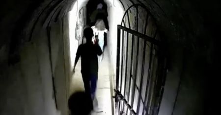 Pokazali wideo pozyskane z kamer Hamasu. Sinwar uciekł tunelami