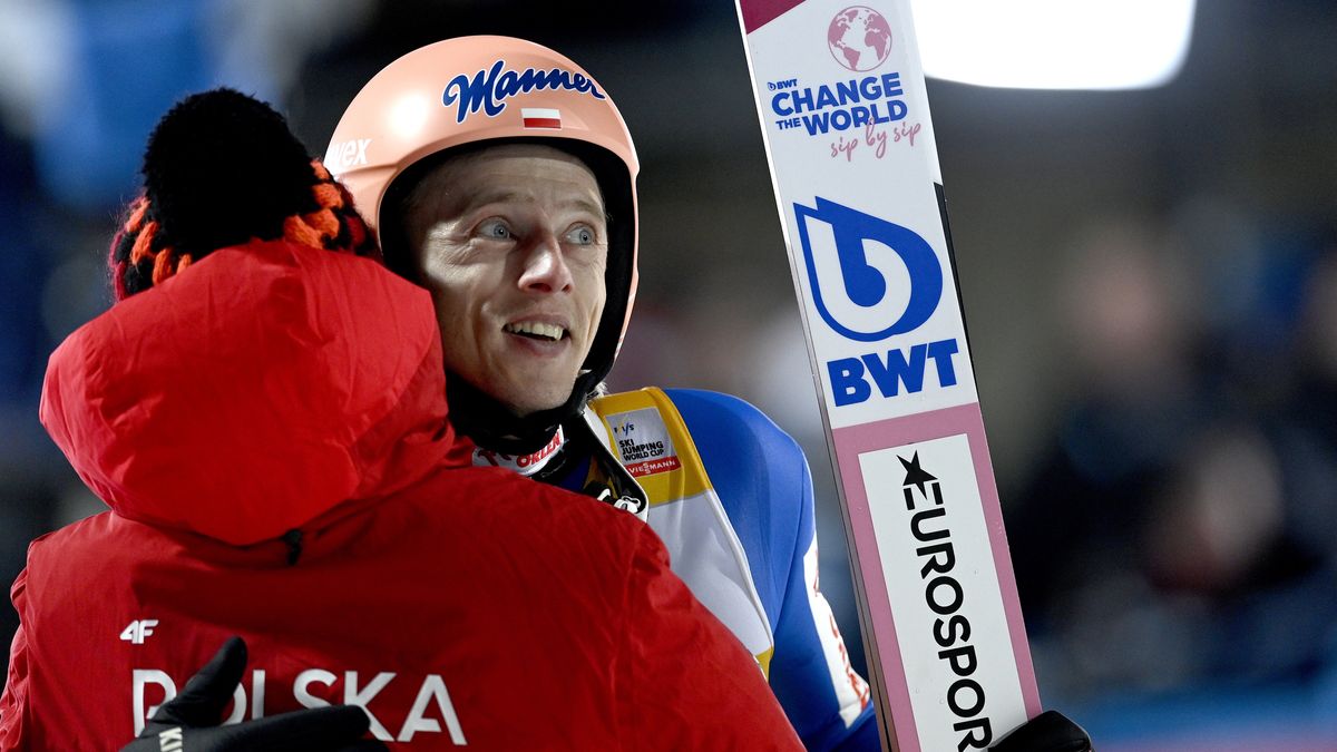Dawid Kubacki of Poland is congratulated by a teammates after his jump during the second round for the first stage of the 71st Four Hills Ski Jumping Tournament in Oberstdorf, Germany, 29 December 2022. EPA/Anna Szilagyi Dostawca: PAP/EPA.