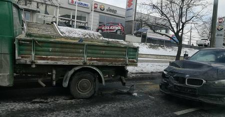Ul. Mełgiewska: Kierująca BMW nie zauważyła stojącego na poboczu pojazdu