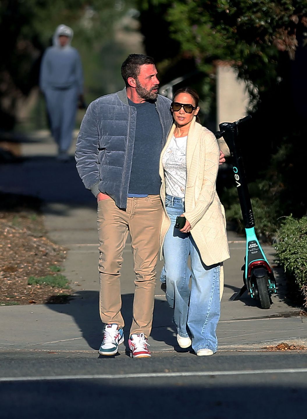 Ben Affleck i Jennifer Lopez na romantycznym spacerze