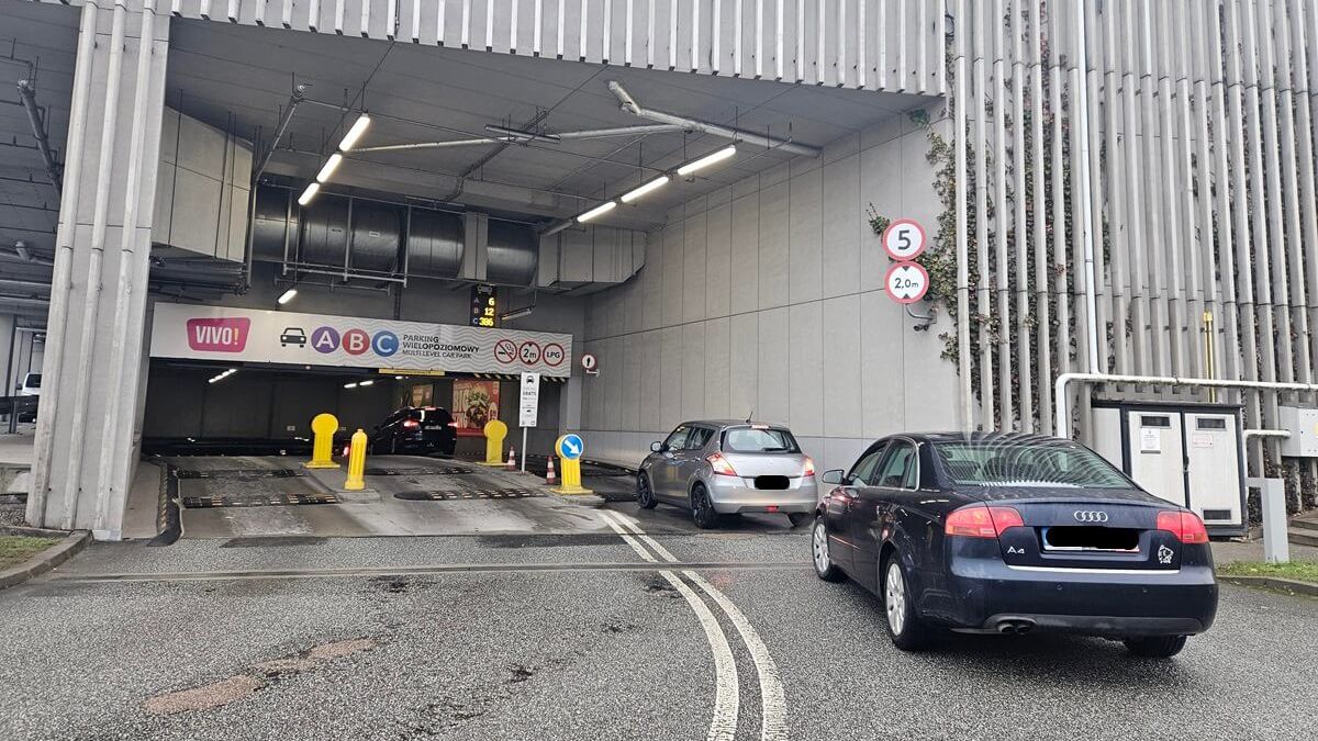Korek na wjeździe do parkingu centrum handlowego VIVO Lublin